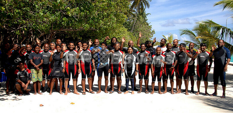 「海中閣議」を前にスキューバダイビングを練習する閣僚ら、モルディブ