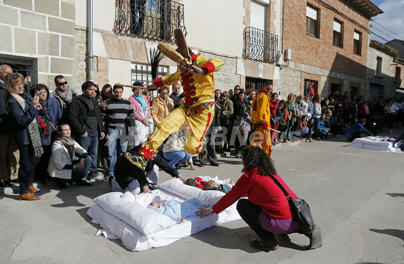 赤ちゃんの上を悪魔がぴょん！スペイン伝統の厄払い行事「エル・コラチョ」