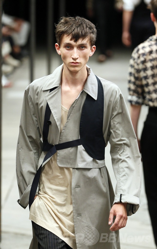 ルーズなシルエットを小物使いでアレンジ、「ドリス ヴァン ノッテン」15年春夏メンズ