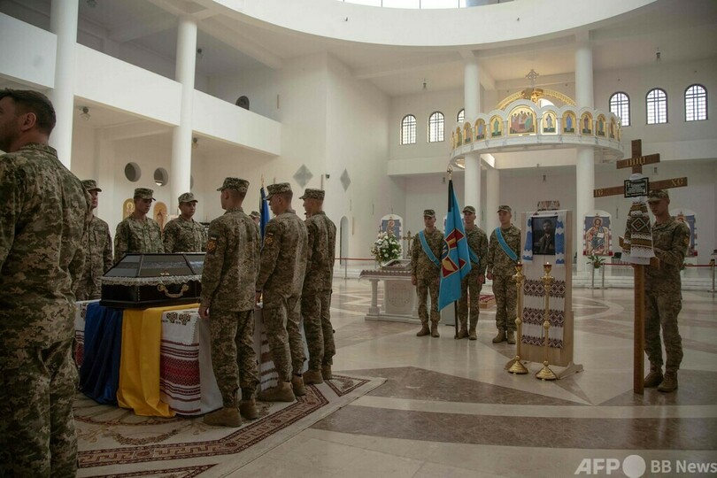 「キーウの幽霊」葬儀に多数参列 ウクライナ空軍のエース