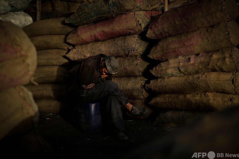 タリバン、労働対価に小麦支給 飢餓対策で