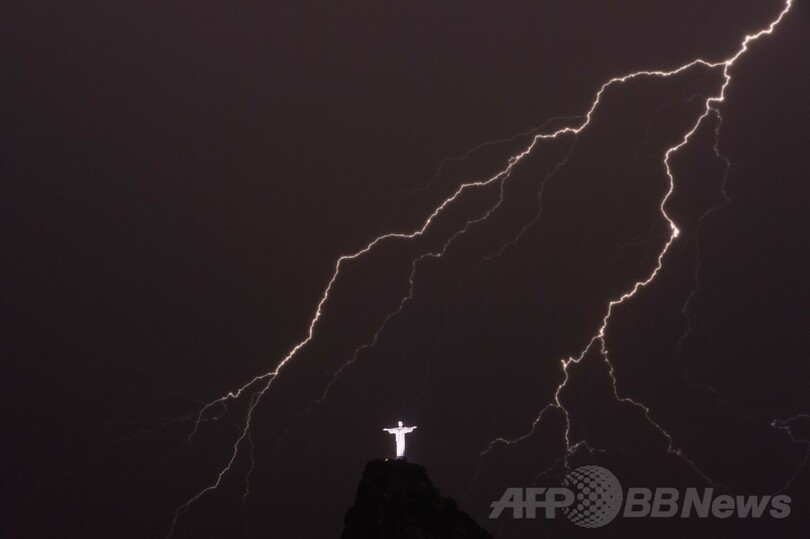 神秘的、キリスト像の上空走る稲妻 ブラジル