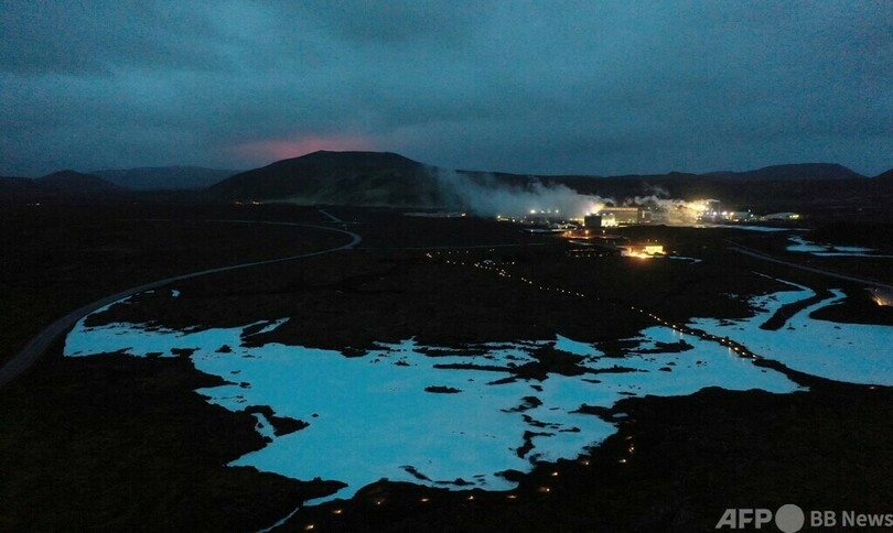 火山噴火の恐れで避難の住民、数分間の一時帰還 アイスランド