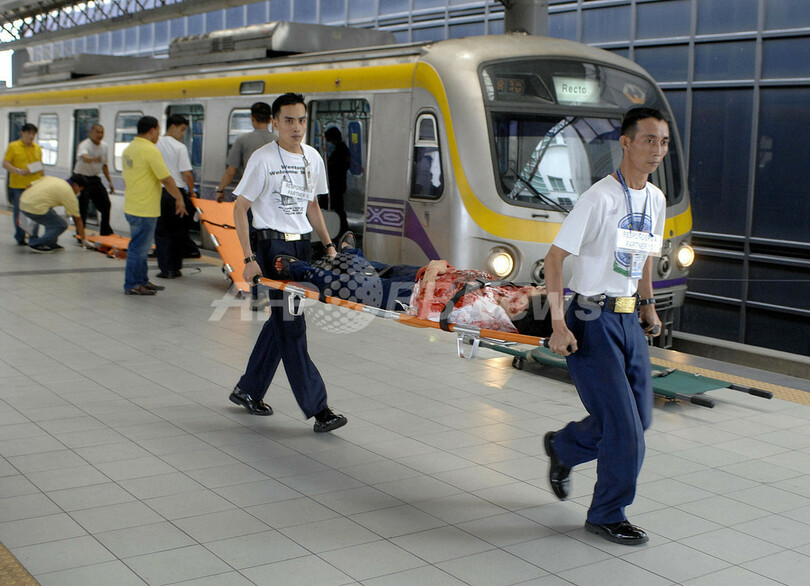 血まみれの犠牲者、爆弾テロ被害を模擬訓練で検証