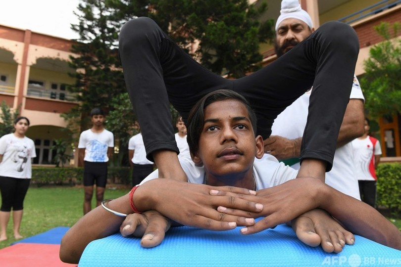 まねできる？ 「国際ヨガの日」控え準備に余念なし