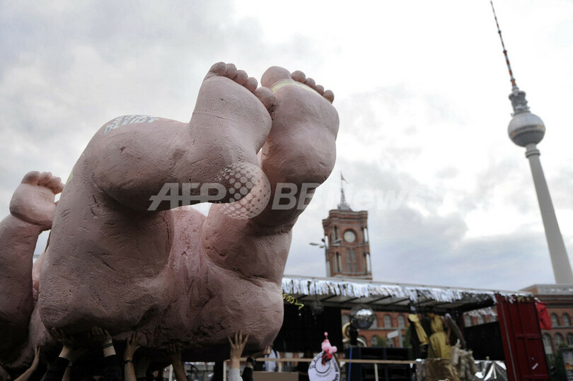 巨大な赤ちゃんが河岸開発に抗議