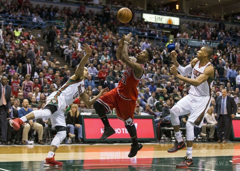 バックス、ベイレスのブザービーターでブルズのスイープを阻止