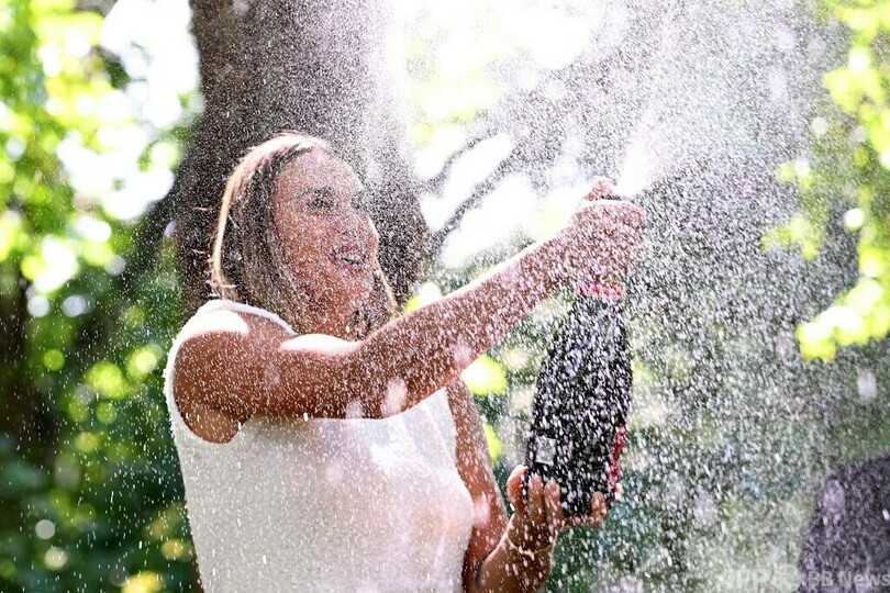 全豪OP連覇達成のサバレンカ メルボルン市内で記念撮影 