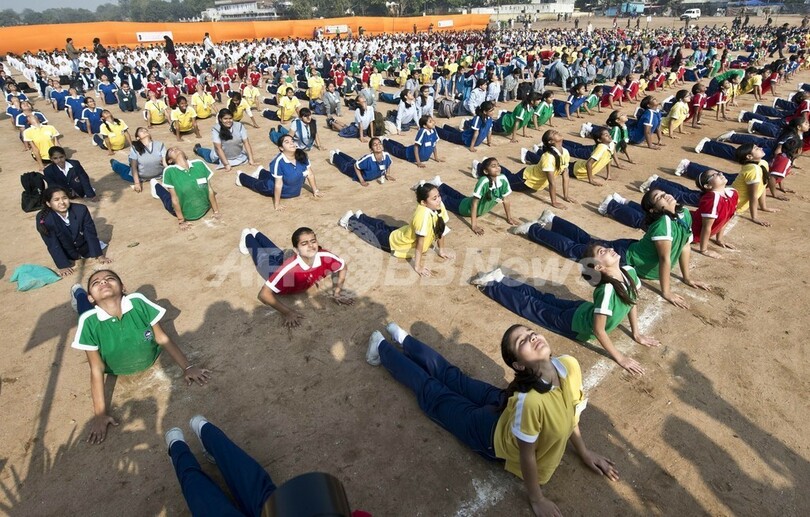 インドで全国一斉ヨガ、指導者の生誕150年を記念