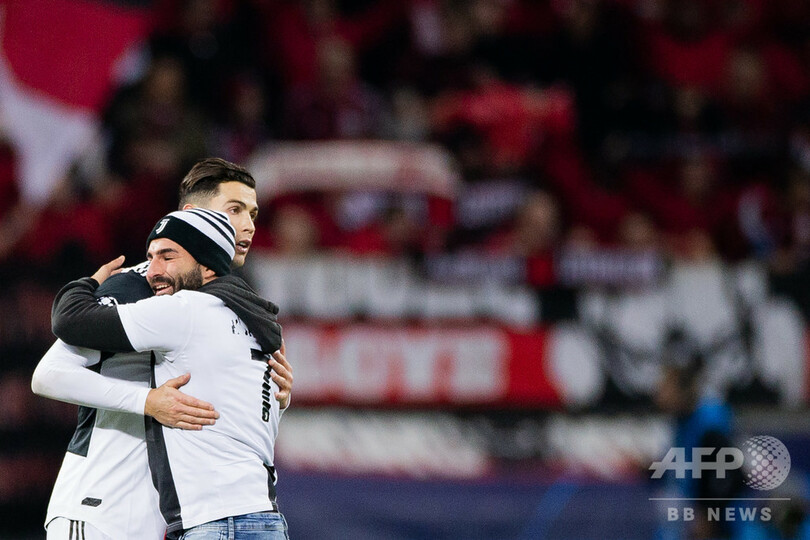 ロナウドがピッチ侵入のファンに怒り、ユベントスはCL最終節で白星