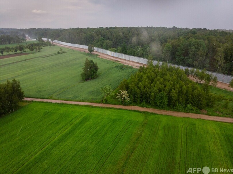 ポーランド、ベラルーシ国境立ち入り禁止区域撤廃へ フェンスは建設