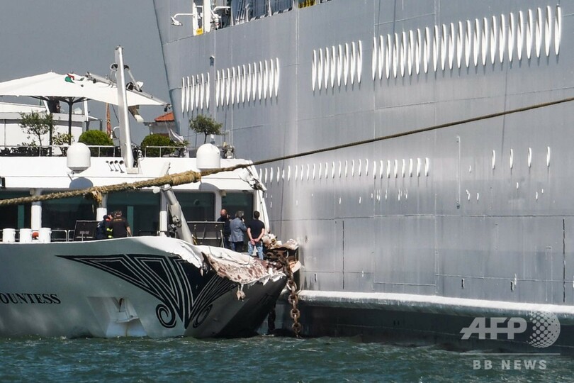伊ベネチアでクルーズ船が観光船に衝突　4人軽傷