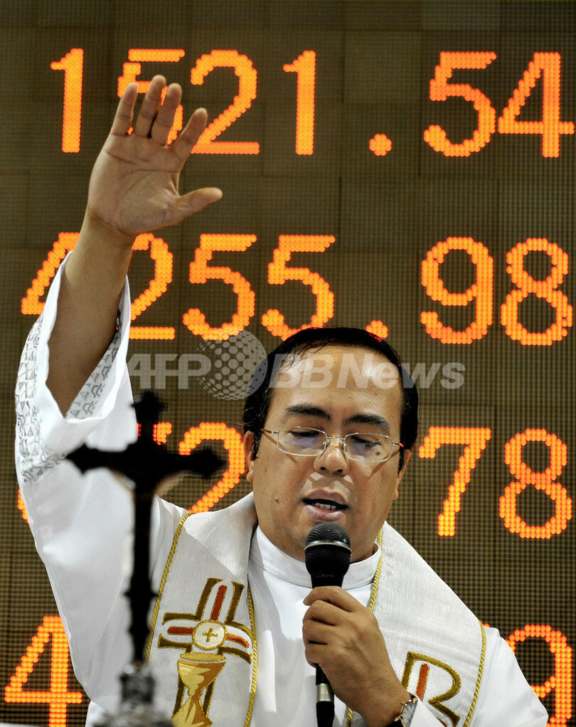 景気回復祈願？マニラ証取大納会でイブ礼拝