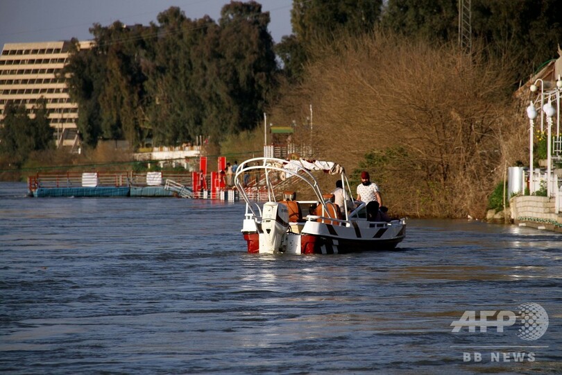 イラクでフェリー沈没、94人死亡 新年祝う家族連れ犠牲に