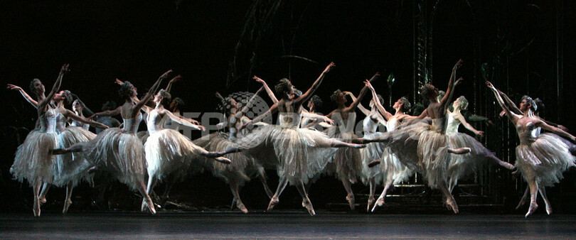 英国ロイヤル・バレエ団 「白鳥の湖」を上演 - 英国