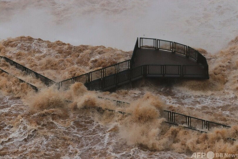 イグアスの滝、豪雨で水量16倍に