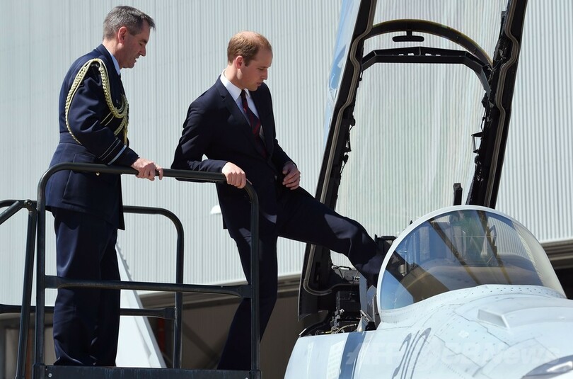 ウィリアム英王子夫妻が豪空軍基地訪問、戦闘機に乗り込む