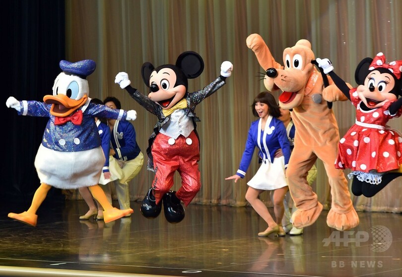 ディズニーランドで成人式、ミッキーが新成人を祝福