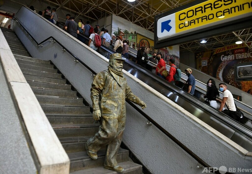 「ミスター鉄道員」 地下鉄でパフォーマンス メキシコ