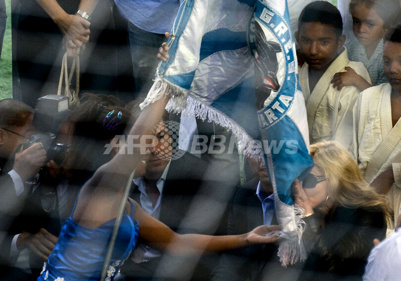 マドンナ、リオデジャネイロのスラム街を訪問