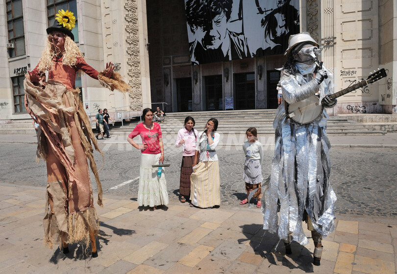 路上パフォーマンスの祭典、欧州各国から劇団が集結 ルーマニア