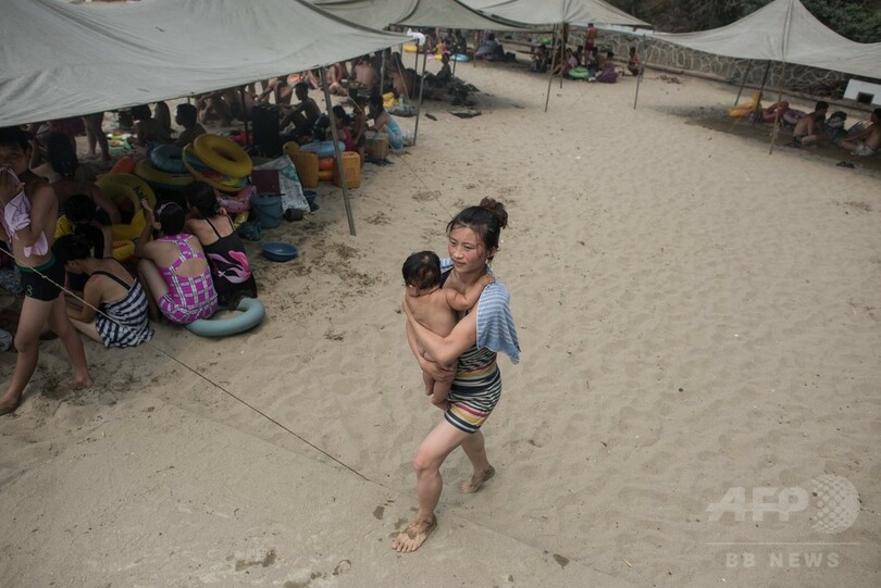 食べて飲んで踊って、北朝鮮のビーチでの過ごし方