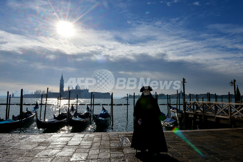 ベネチアのカーニバル、仮装姿で数万人参加
