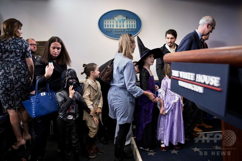 トランプ米大統領、担当記者の子どもたちを招待 お菓子振る舞う