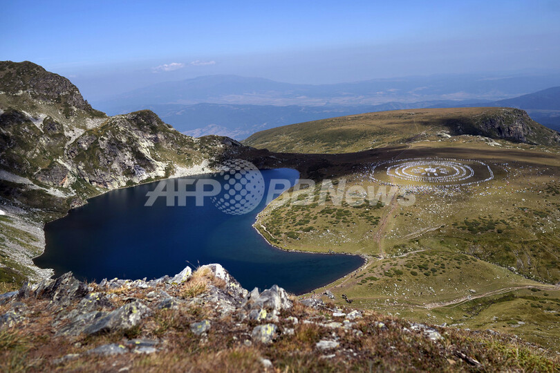 聖なる山の頂上で舞う信者たち ブルガリア・リラ山