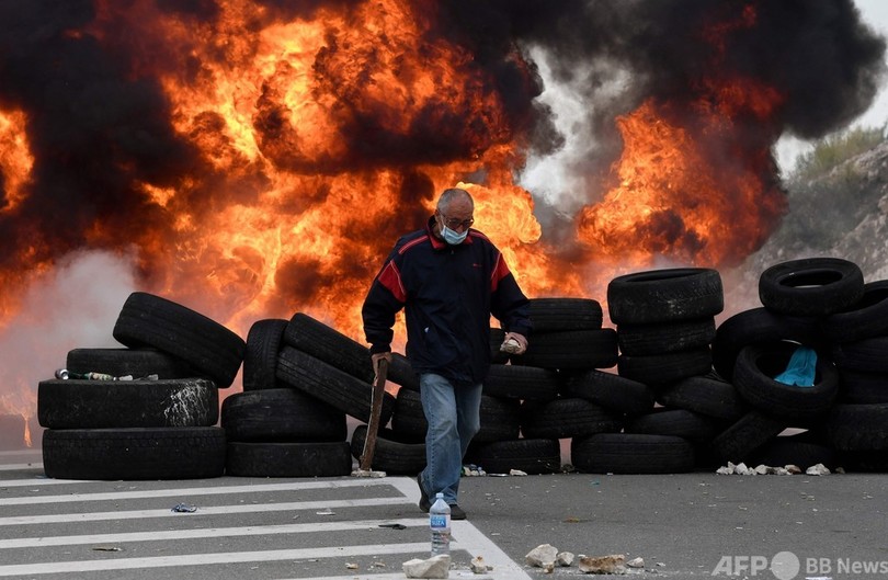 セルビア正教会の新府主教就任で大規模デモ、警察と衝突 モンテネグロ