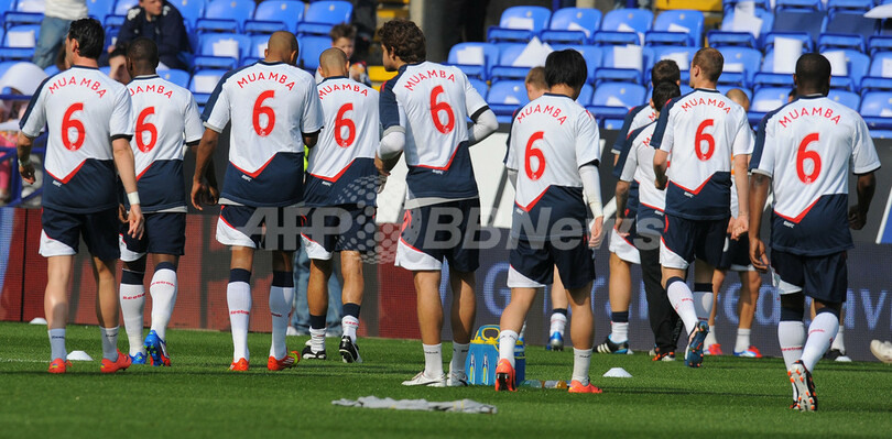 ボルトンがムアンバに勝利届ける、マンCはストークと引き分け