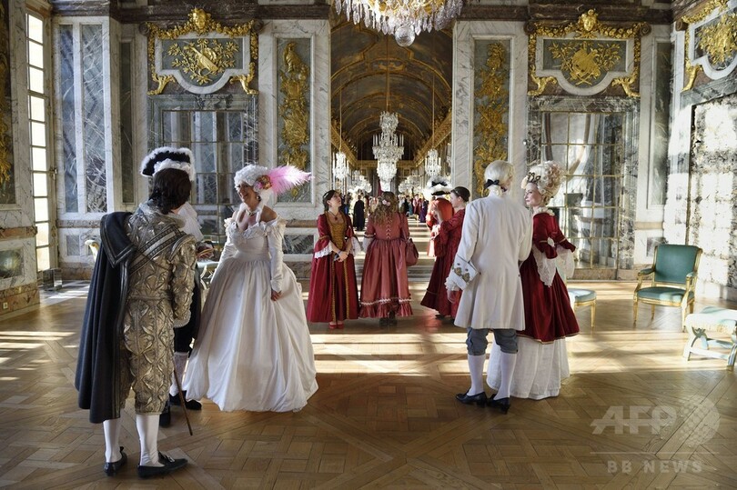 17世紀の衣装に身を包みヴェルサイユ宮殿に集う人たち