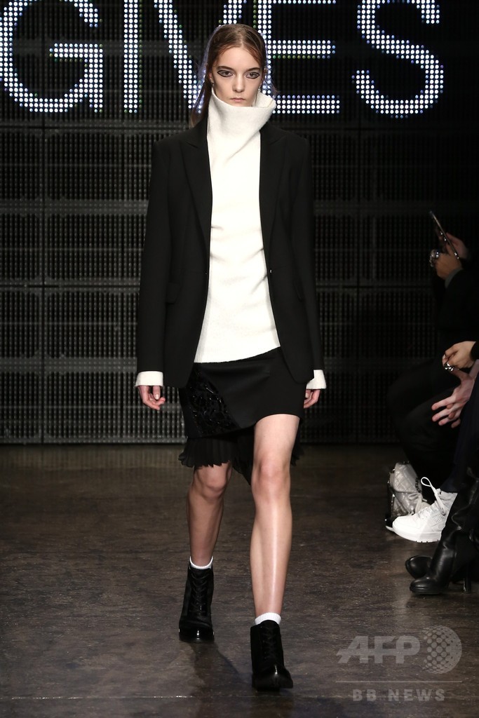 NYを照らすライトやネオンをカラーパレットに、「DKNY」15/16年秋冬