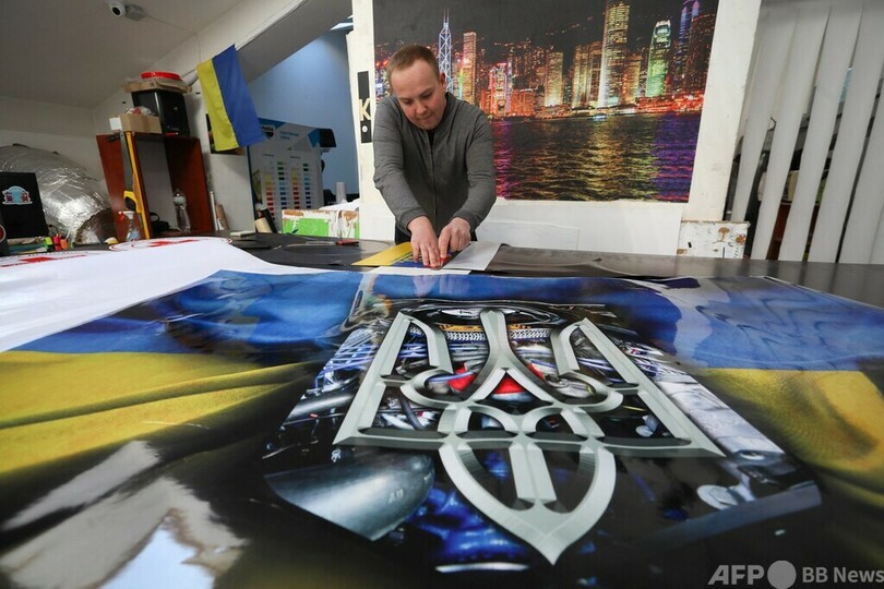 踏まれるプーチン氏…「文化の都」の愛国ポスター ウクライナ