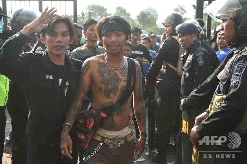 サッカーファンが相手サポーターの集団暴行で死亡、インドネシア