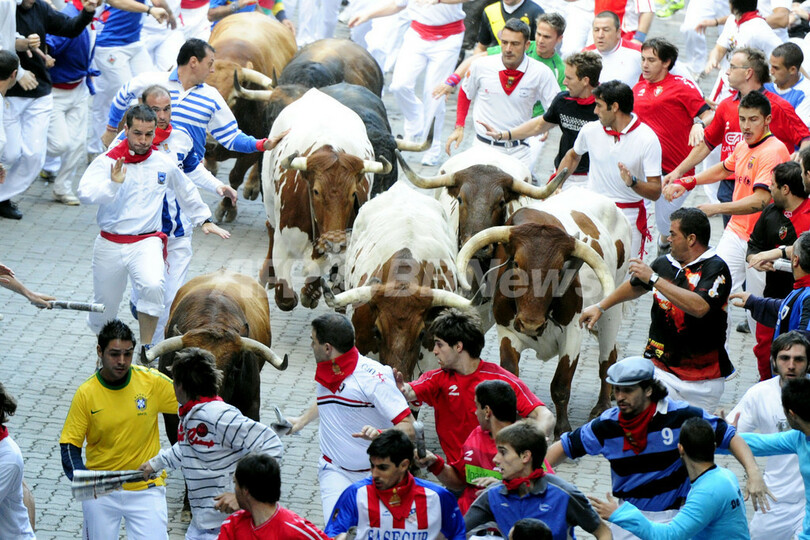 スペインの牛追い祭りが閉幕、負傷者は合計40人以上
