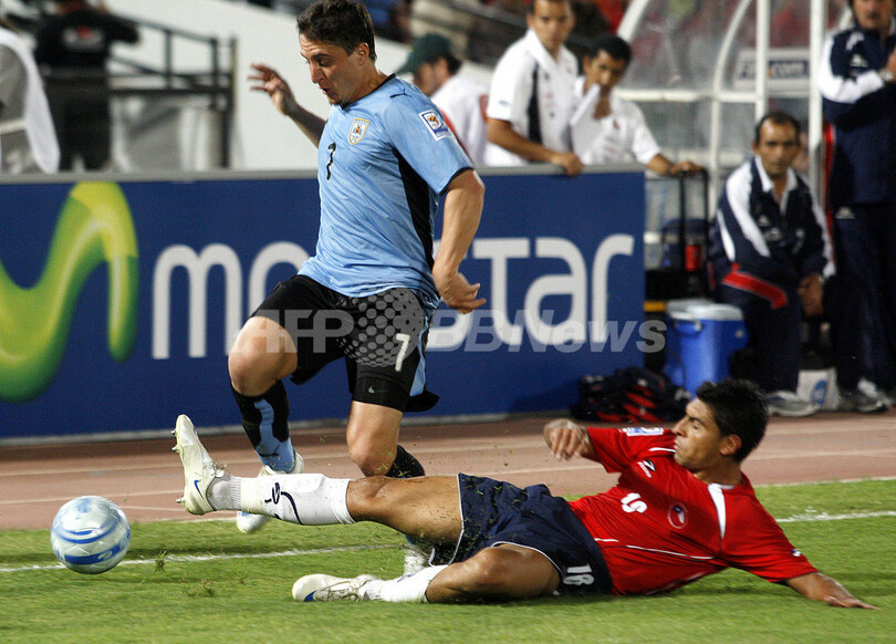 チリ ホームでウルグアイと分ける、W杯予選