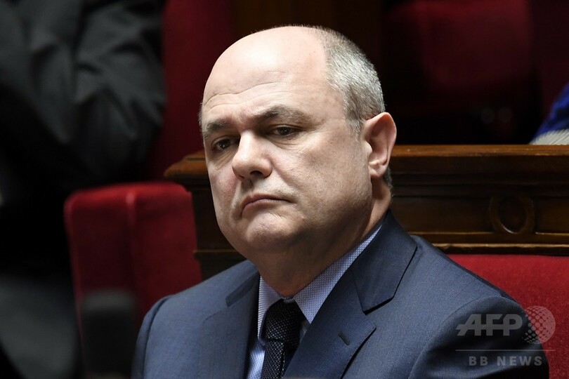 仏内相が辞任、娘2人の架空雇用疑惑で