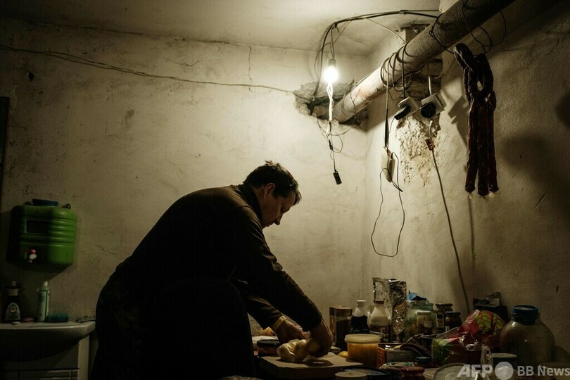 極寒の中で身を潜める狙撃手 ウクライナ東部