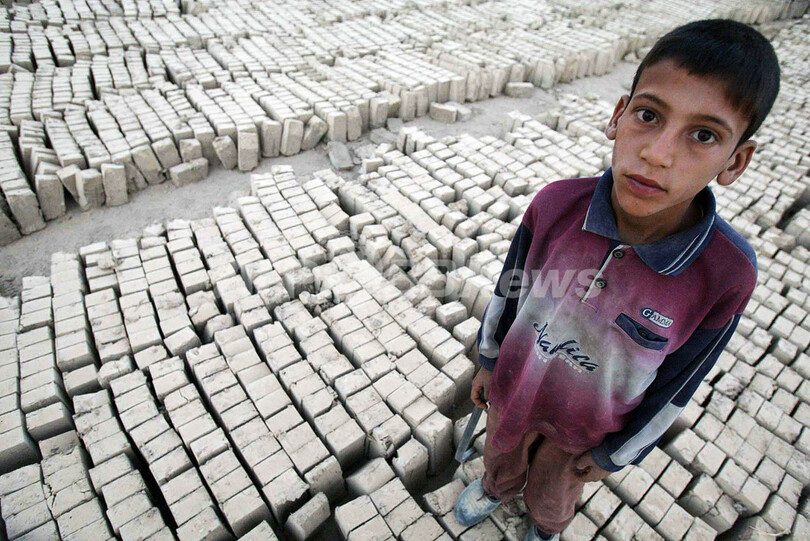 日当800円、イラクのレンガ工場で働く人々