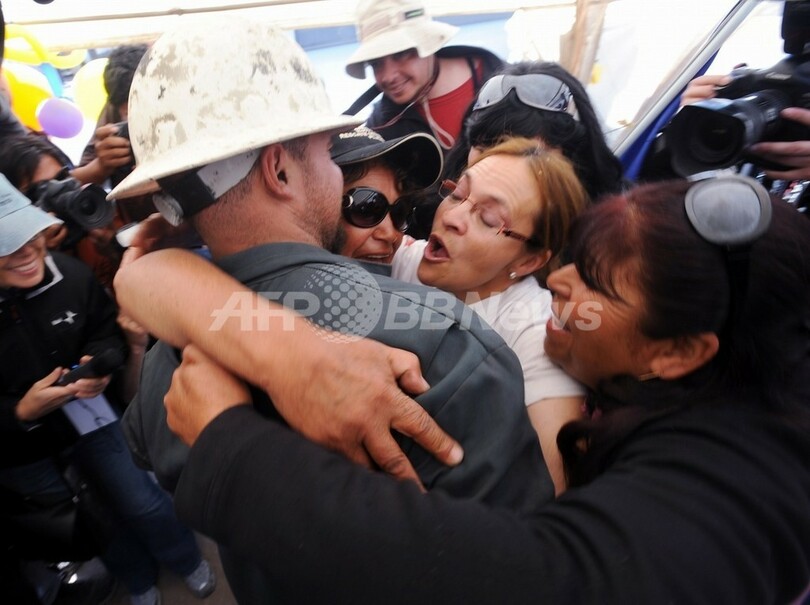 チリ鉱山落盤、救助トンネル貫通 13日にも作業員引き上げ開始