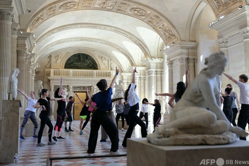 【今日の1枚】彫像もいっしょにフィットネス、ルーブルで五輪関連イベント 仏