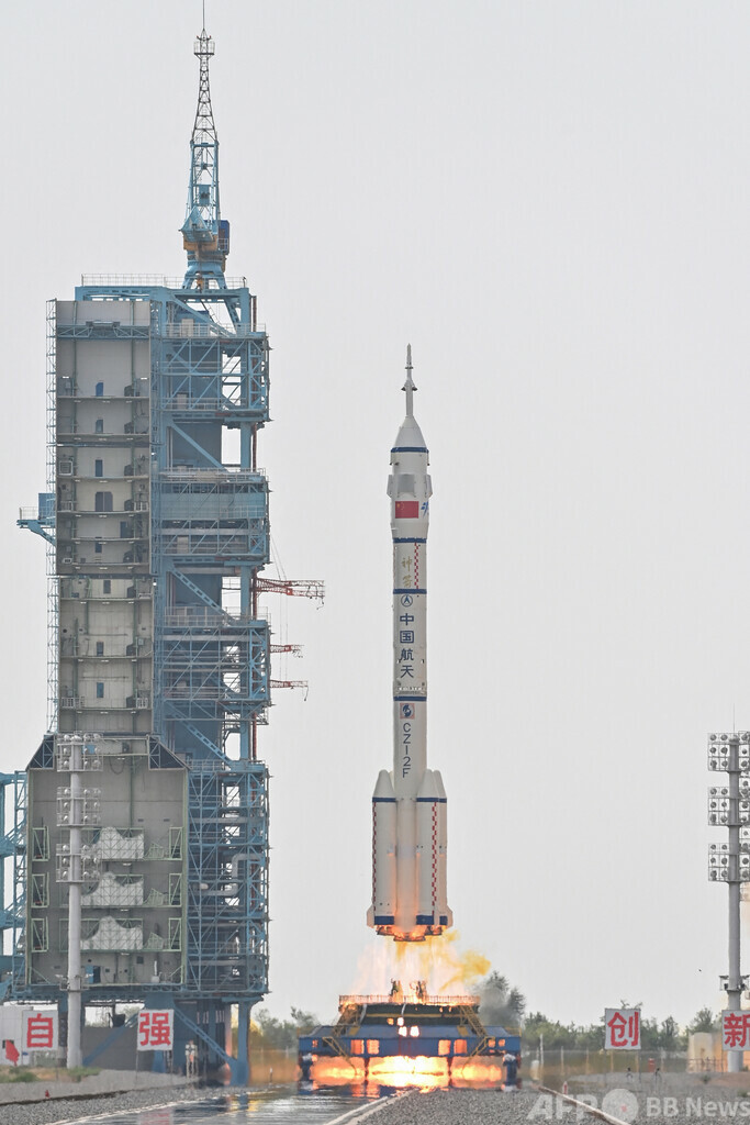 中国の有人宇宙船「神舟16号」打ち上げ 初の民間飛行士搭乗