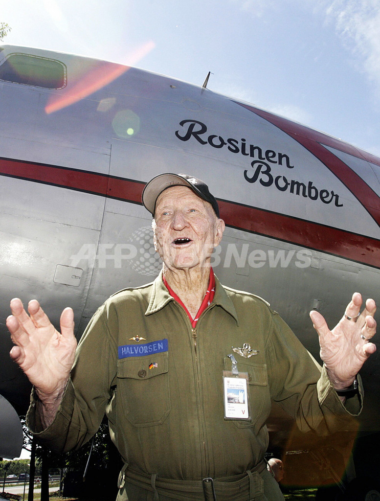 「ベルリン空輸」から60年、当時のパイロットら招いて記念式典