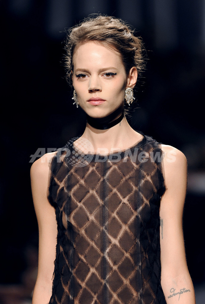 ＜11年春夏パリ・オートクチュールコレクション＞神秘性とフレッシュさを両立、「シャネル」