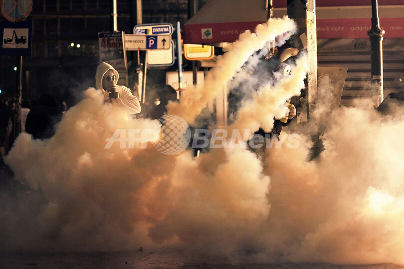 ギリシャ、財政緊縮策を可決 7万人デモ一部暴徒化