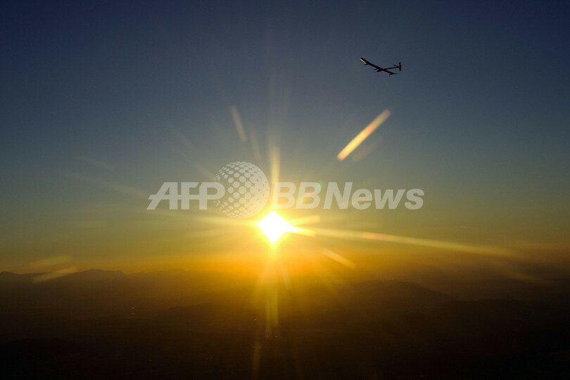 太陽の力で飛ぶ「ソーラー・インパルス」、昼夜連続26時間飛行に成功