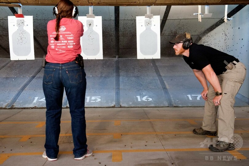 銃取り扱いの訓練受ける教師たち、学校での銃武装に向け 米国