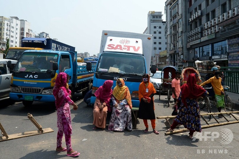 コロナよりも飢えが怖い…バングラ縫製工場の労働者、賃金未払いに抗議