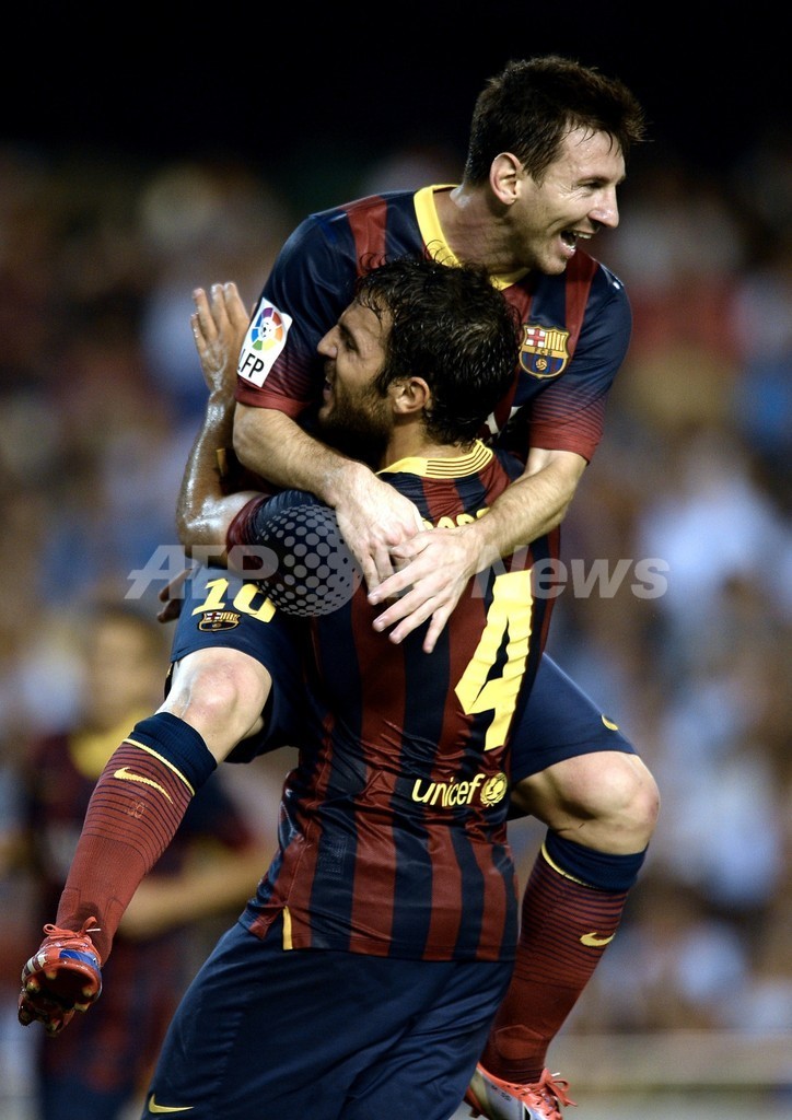 FCバルセロナ、メッシのハットトリックで首位守る